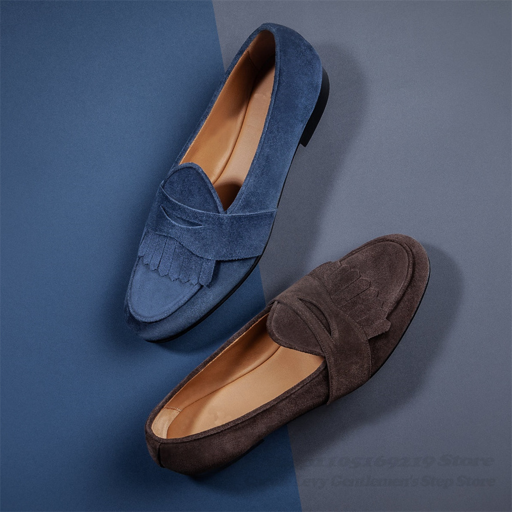 Men Shoes Elegant - ネイビーブルーのスエードローファー男性ラウンドトゥレザーフリンジ装飾スリップオンソフトソールノンスリップエレガントな手作りシングルシューズ